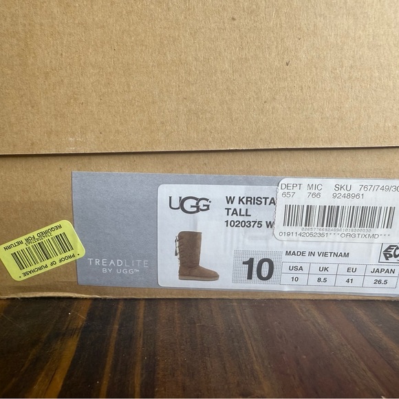 💎Authentic💎 UGG BOOTS! Never worn with tags - Picture 3 of 4